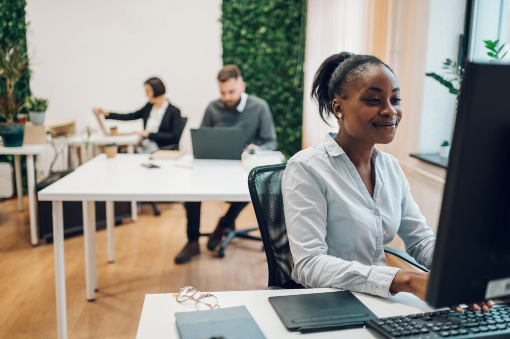 Une étudiante travaille à son bureau dans un espace d’étude partagé